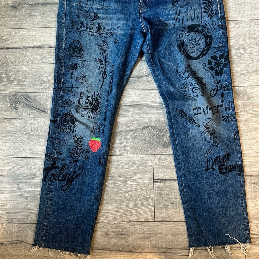 MOTHER Blue Jeans with Black Graphic Print - Picture 4 of 9